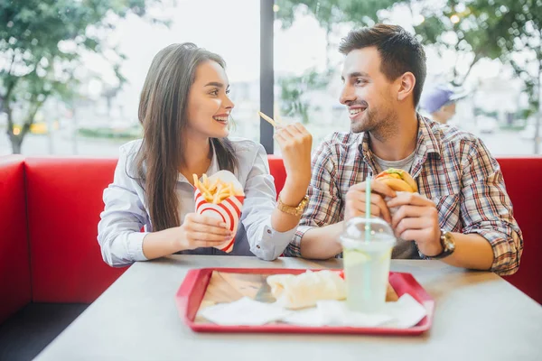 Unga Vackra Par Pratar Tittar Varandra Och Äta Läckra Hamburgare — Stockfoto