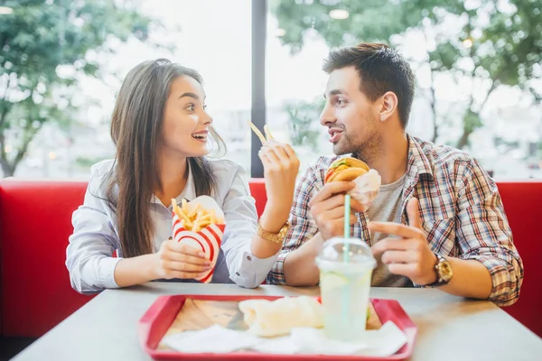 Genç Güzel Konuşuyor Birbirine Bakarak Fast Food Restoranında Lezzetli Hamburger — Stok fotoğraf