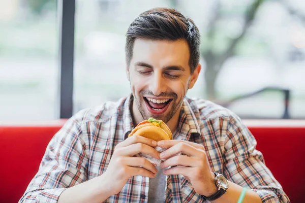 Yakışıklı Delikanlı Fast Food Restoran Plan Odaklanmak Lezzetli Hamburger Yemek — Stok fotoğraf