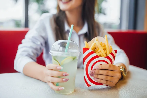 Patates Lezzetli Burger Mojito Seçici Odak Fast Food Restoranında Yemek — Stok fotoğraf