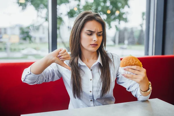 Burger Elinde Tutan Gibi Değil Parmak Gösterilen Genç Esmer Kadın — Stok fotoğraf