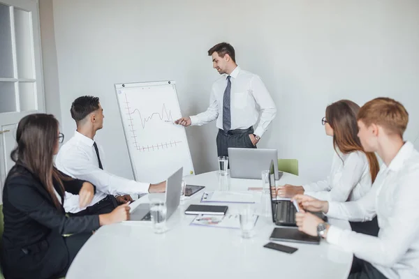 Jóvenes Colegas Considerando Nuevo Proyecto Moderna Sala Conferencias — Foto de Stock