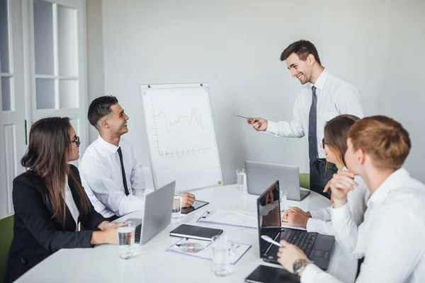 Jóvenes Colegas Considerando Nuevo Proyecto Moderna Sala Conferencias — Foto de Stock