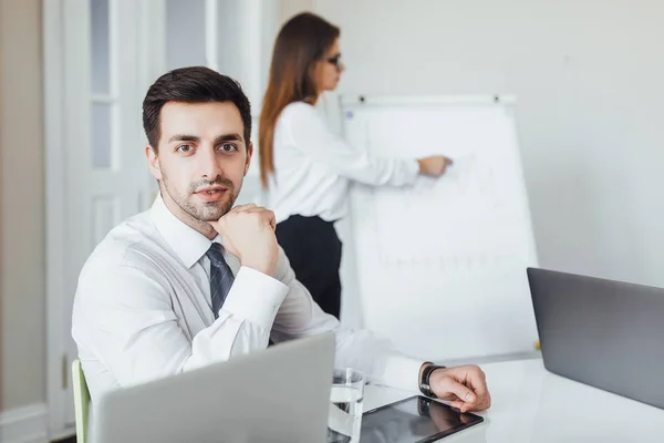 Joven Hombre Negocios Guapo Con Portátil Oficina Durante Presentación Enfoque — Foto de Stock