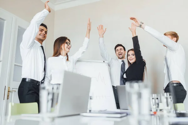 Jóvenes Colegas Considerando Nuevo Proyecto Moderna Sala Conferencias — Foto de Stock