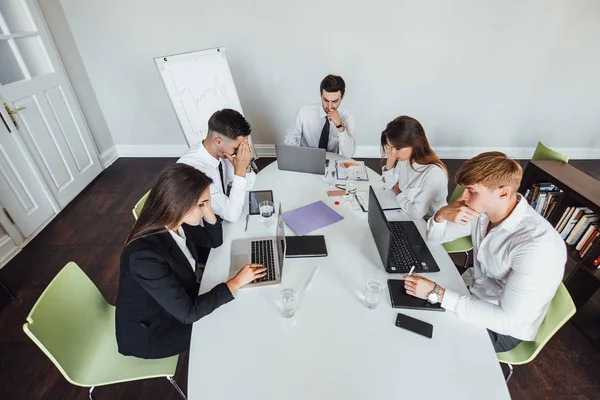 Gruppo Giovani Moderni Brainstorming Seduti Ufficio Moderno — Foto Stock