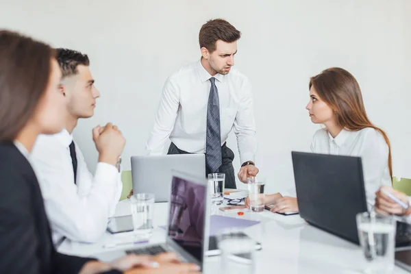 Equipo Empresarial Joven Exitoso Reunión Discutiendo Temas Negocios Sala Conferencias — Foto de Stock