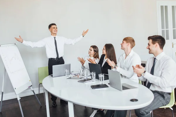 Zakelijke Ontmoeting Met Collega Het Werk Modern Kantoor Selectieve Focus — Stockfoto