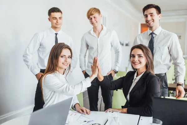 Succesvolle Zakelijke Ontmoeting Met Groep Collega Bij Modern Office — Stockfoto