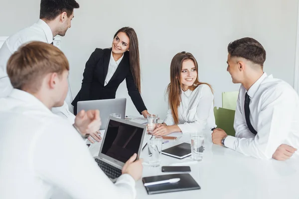 Jovem Equipe Negócios Bem Sucedida Reunião Resolver Problemas Negócios Sala — Fotografia de Stock