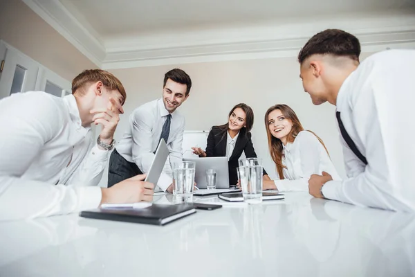 Giovane Business Team Successo Risolvere Problemi Business Nella Moderna Sala — Foto Stock