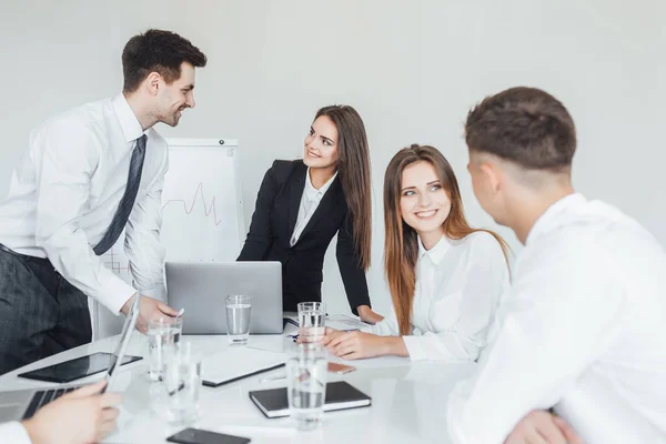 Jovem Equipe Negócios Bem Sucedida Reunião Sorrindo Discutindo Questões Negócios — Fotografia de Stock