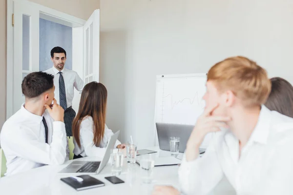 Employés Réunion Dans Salle Conférence Objectif Sélectif — Photo