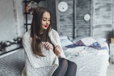 Çekici kadın kamera da poz, yatakta oturan