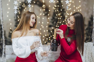 Kadınlar şampanya içer, yeni yılı kutlar.