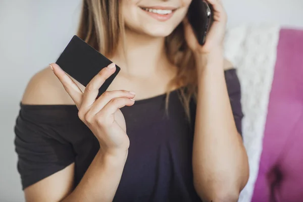 Młoda Piękna Kobieta Karty Kredytowej Online Zakupy Telefon Komórkowy — Zdjęcie stockowe