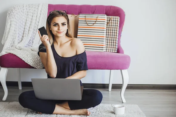 Giovane Bella Donna Possesso Carta Credito Utilizzando Computer Portatile Casa — Foto Stock