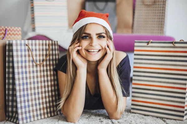 Молодая Счастливая Женщина Среди Подарочных Пакетов Шляпе Новый Год Концепция — стоковое фото