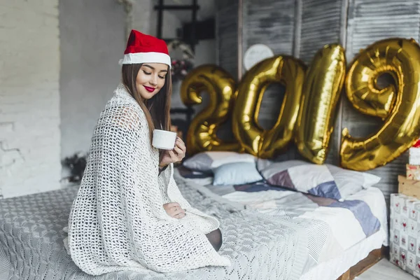 Mulher Chapéu Natal Com Copo Branco Celebrando Ano Novo Casa — Fotografia de Stock