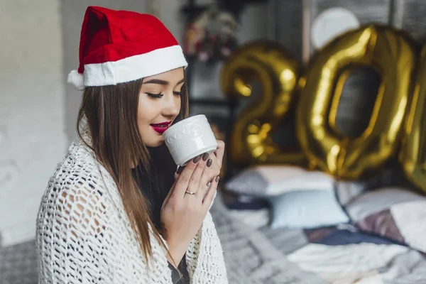 Mulher Chapéu Natal Com Copo Branco Celebrando Ano Novo Casa — Fotografia de Stock