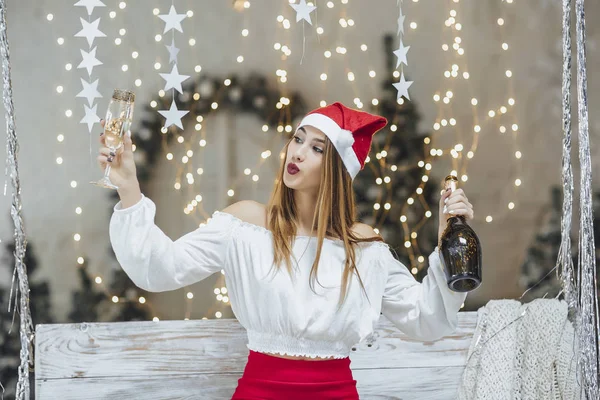 Mulher Feliz Com Champanhe Contra Decorações Ano Novo — Fotografia de Stock
