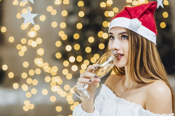 Bela Mulher Bebendo Champanhe Vidro Celebrando Ano Novo — Fotografia de Stock