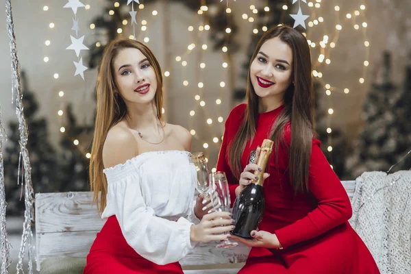 Mulheres Bebendo Champanhe Celebrando Ano Novo — Fotografia de Stock