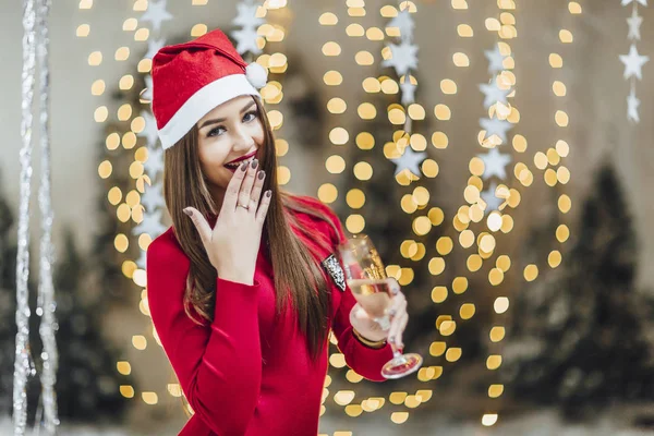 Mulher Atraente Bebendo Champanhe Vidro Celebrando Ano Novo — Fotografia de Stock