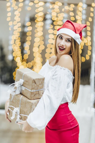 Mulher Atraente Com Presentes Celebrando Ano Novo — Fotografia de Stock