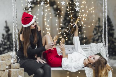 Kadınlar şampanya içer, yeni yılı kutlar.