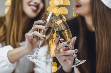 Kadınlar şampanya içer, yeni yılı kutlar.