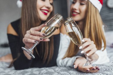 Kadınlar şampanya içer, yeni yılı kutlar.