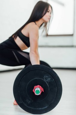 güzel kadın iş dışarı beyaz arka planda siyah barbell ile