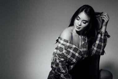 Güzel kadın koyu arka plan üzerinde kamera poz 