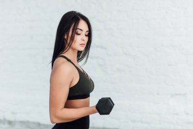 Evde fit kalmak için sportif kadın ile Halter egzersiz