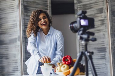 genç güzel blogger blog, sağlıklı beslenme hakkında konuşmak için video yazma 