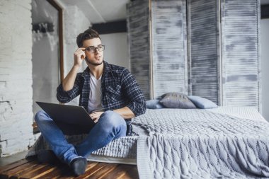 gözlük ve dizüstü studio poz elinde yakışıklı blogger 