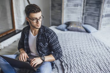 gözlük ve dizüstü studio poz elinde yakışıklı blogger 