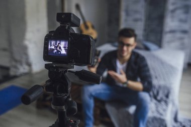 yakışıklı blogger takipçileri için yeni kamera lens kamera video inceleme için kayıt