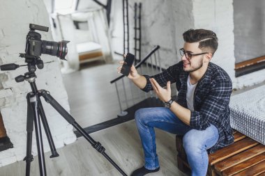 Genç blogger yeni cep telefonu video kamera incelemesi takipçileri için kayıt