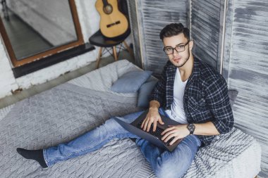 yakışıklı delikanlı ile laptop elinde kamera poz gözlük 