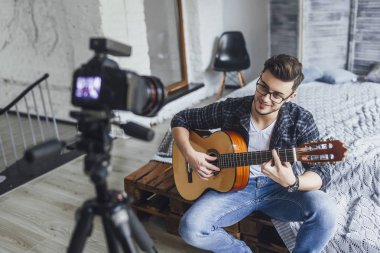video nasıl oyun gitar yatağa çekim gözlük yakışıklı blogger 