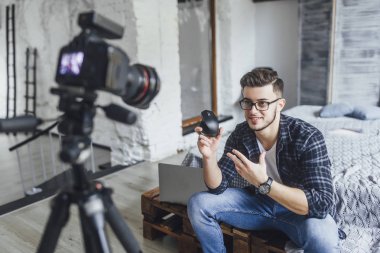 yatakta video bilgisayar için yeni fare alarak gözlük yakışıklı blogger 