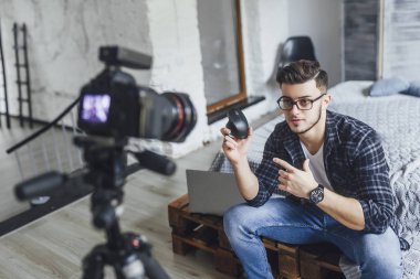 yatakta video bilgisayar için yeni fare alarak gözlük yakışıklı blogger 