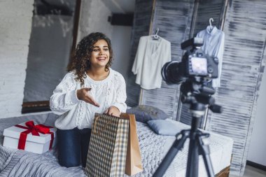blog için yeni video kayıt ve takipçileri yeni Satınalmalar gösterilen genç kadın