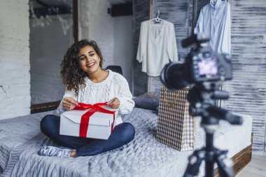 genç güzel blogger blog, loft tarzı oda hediye açmak için video yazma