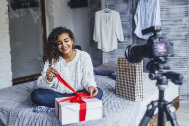 genç güzel blogger blog, loft tarzı oda hediye açmak için video yazma