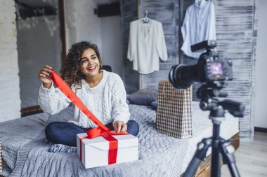 genç güzel blogger blog, hediyesini loft tarzı oda içinde açmak için video yazma