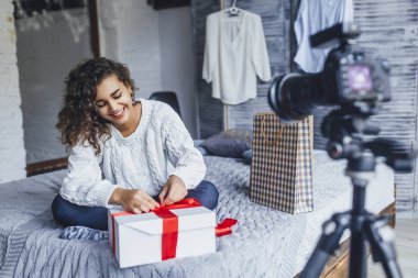Genç blogger blog, loft tarzı oda hediye açmak için video yazma