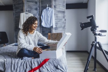 genç güzel blogger blog, loft tarzı oda hediye açmak için video yazma